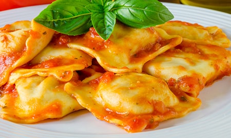 Ravioli ao Molho de Tomate e Manjericão